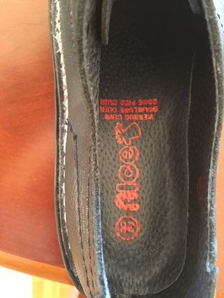 Zapatos de piel negros nuevos