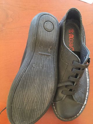 Zapatos de piel negros nuevos