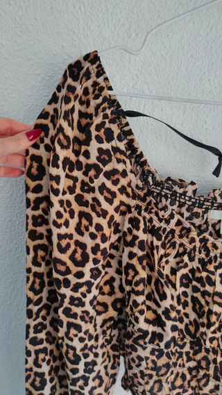 Blusa de leopardo con mangas abombadas