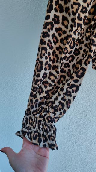 Blusa de leopardo con mangas abombadas