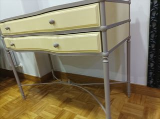 Mesa auxiliar decorativa.


