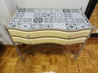 Mesa auxiliar decorativa.

