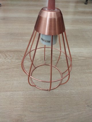 Lampara de techo IKEA color cobre.