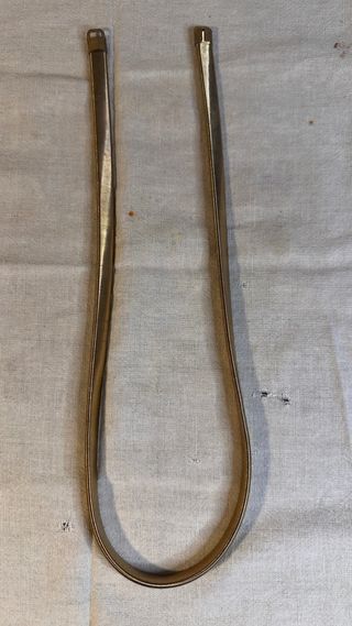 Cinturon elastico color dorado. Forma de muelle