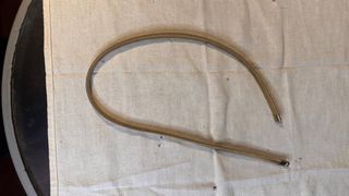 Cinturon elastico color dorado. Forma de muelle