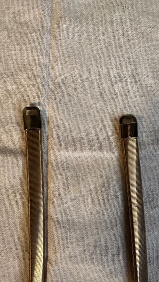 Cinturon elastico color dorado. Forma de muelle