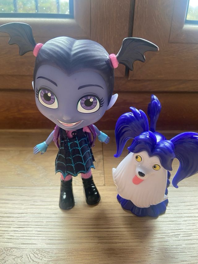 Muñeca/Figura Vampirina y su perro