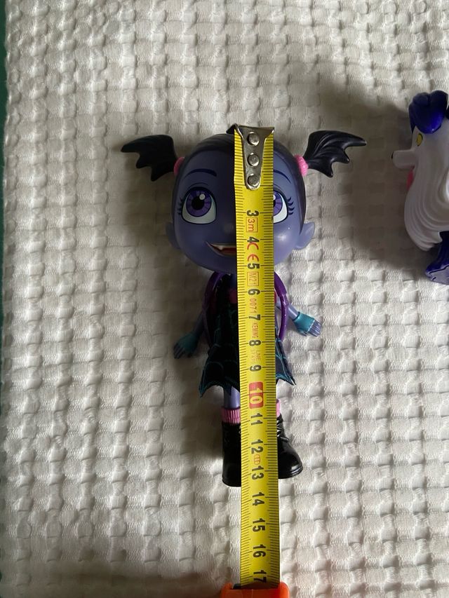 Muñeca/Figura Vampirina y su perro