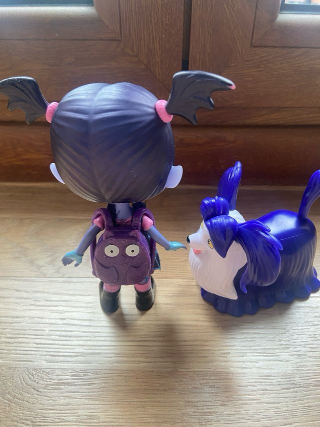 Muñeca/Figura Vampirina y su perro