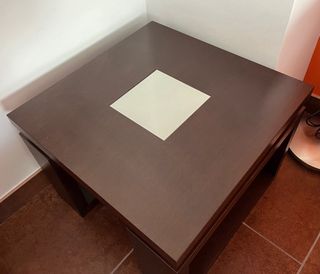 Mesa de centro baja y cuadrada