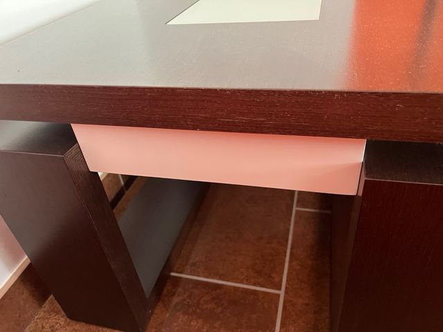 Mesa de centro baja y cuadrada