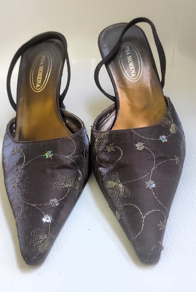 Zapato de salón marrón chocolate, hilo dorado