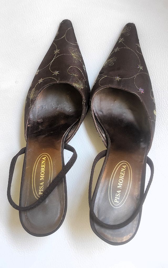 Zapato de salón marrón chocolate, hilo dorado