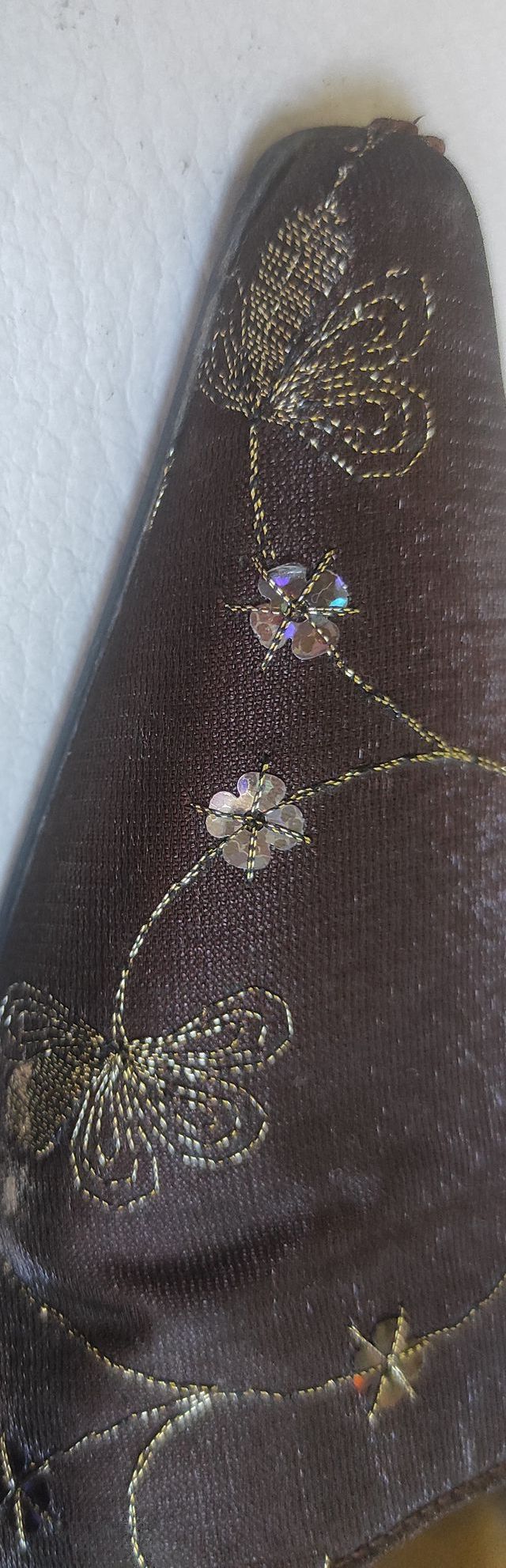 Zapato de salón marrón chocolate, hilo dorado