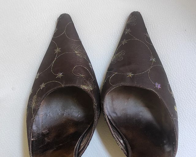 Zapato de salón marrón chocolate, hilo dorado