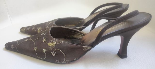 Zapato de salón marrón chocolate, hilo dorado
