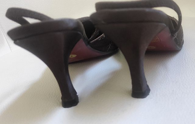 Zapato de salón marrón chocolate, hilo dorado