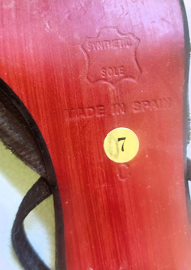 Zapato de salón marrón chocolate, hilo dorado