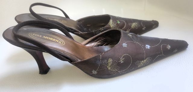 Zapato de salón marrón chocolate, hilo dorado