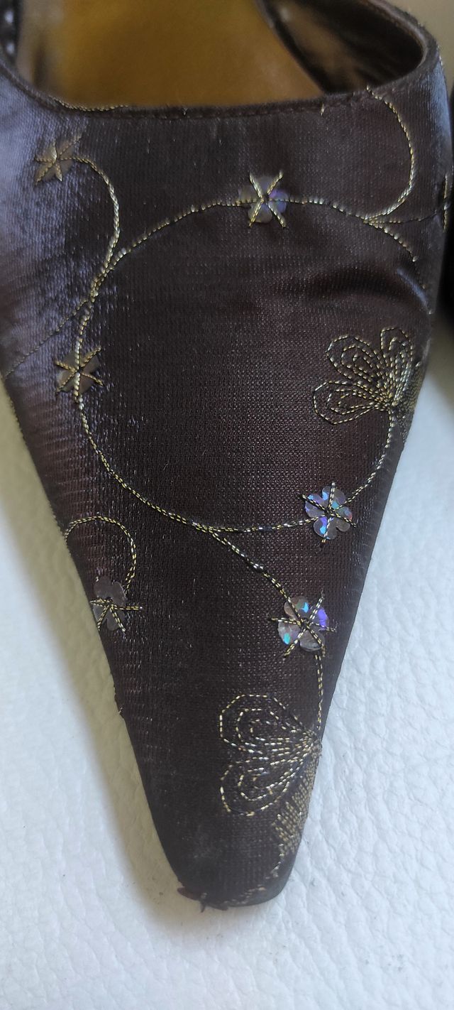 Zapato de salón marrón chocolate, hilo dorado