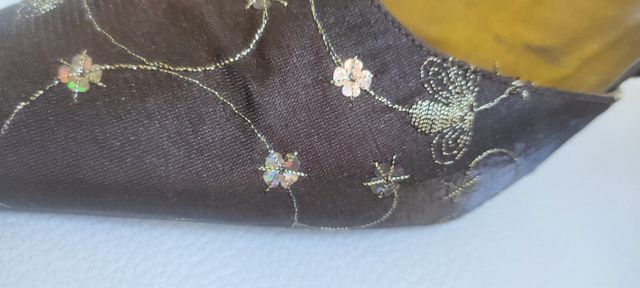 Zapato de salón marrón chocolate, hilo dorado