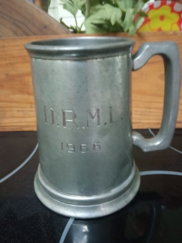 Boccale da birra in peltro con fondo in vetro