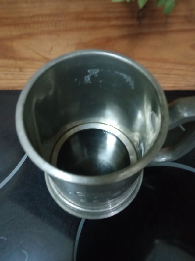 Boccale da birra in peltro con fondo in vetro