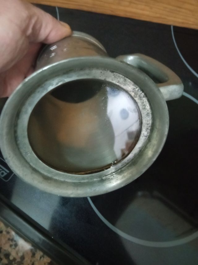 Boccale da birra in peltro con fondo in vetro