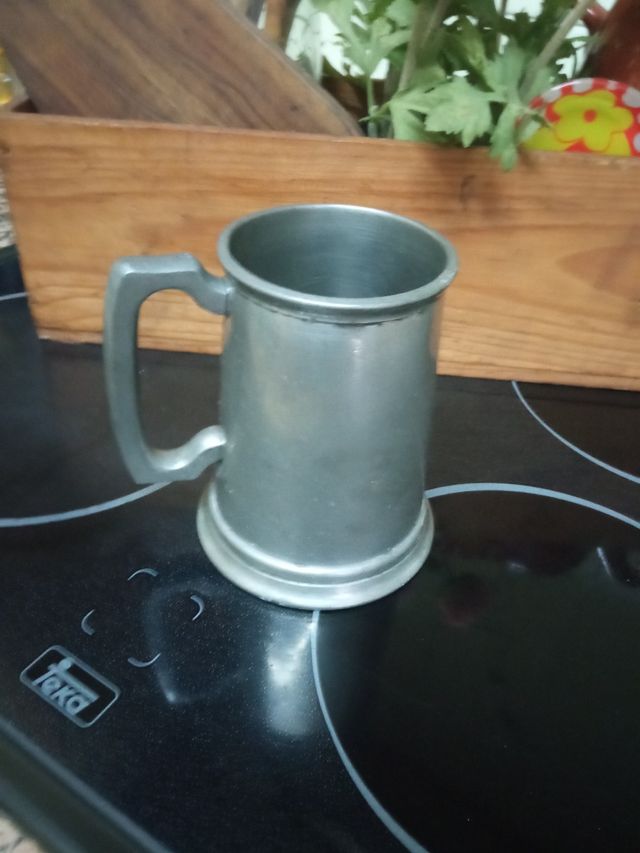 Boccale da birra in peltro con fondo in vetro