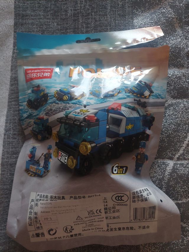 Camión de policía y 4 modelos