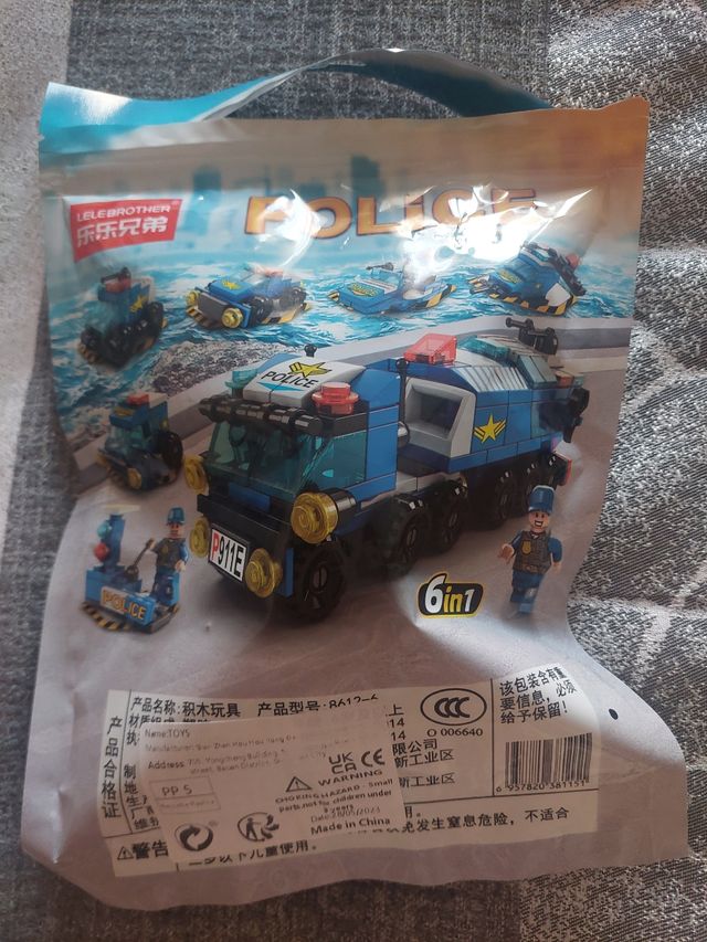 Camión de policía y 4 modelos