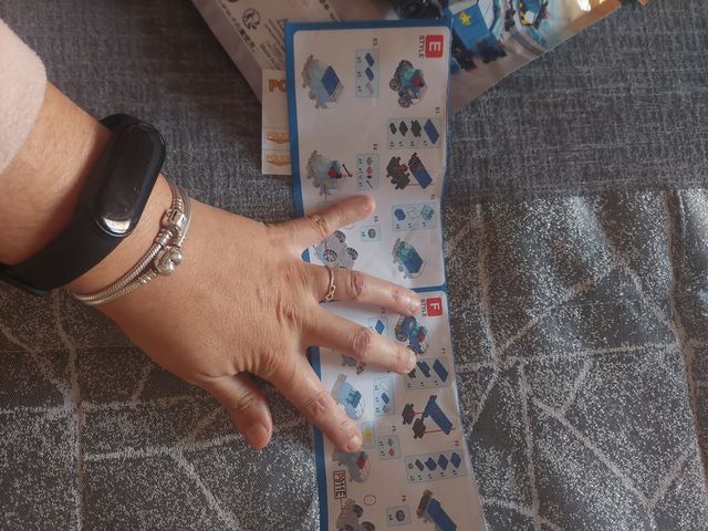 Camión de policía y 4 modelos