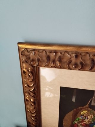 Cuadro con hoja pintada.