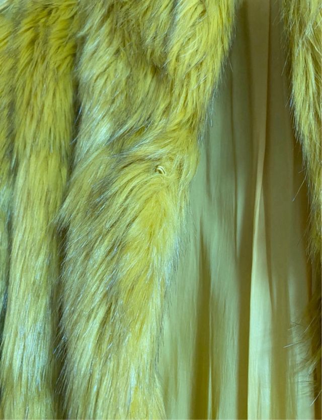 Abrigo corto pelo amarillo