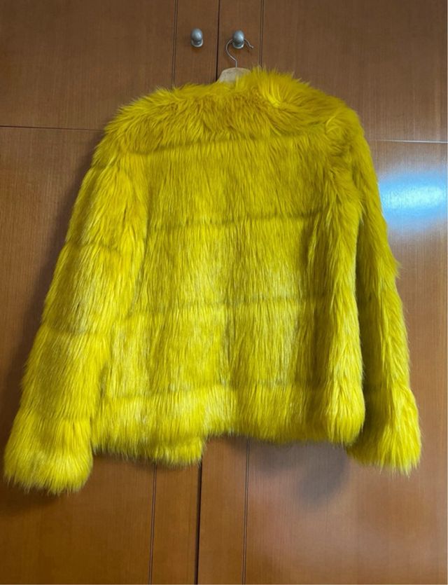 Abrigo corto pelo amarillo
