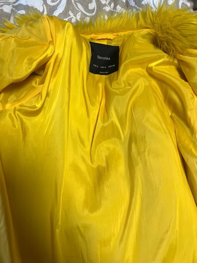 Abrigo corto pelo amarillo