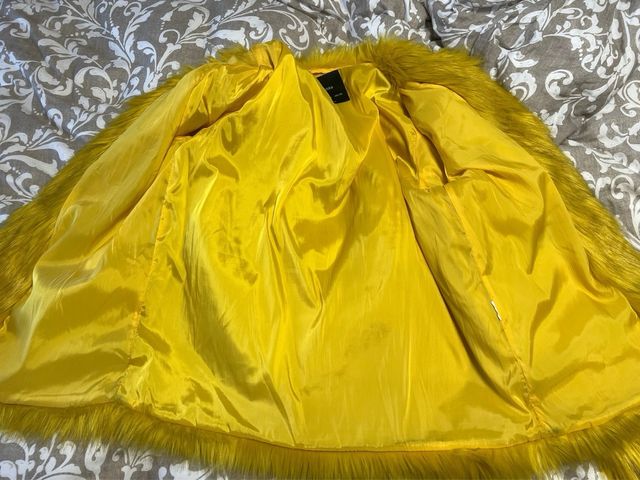 Abrigo corto pelo amarillo