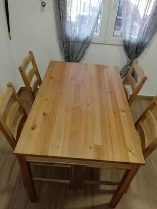 Mesa de madera con 4 sillas