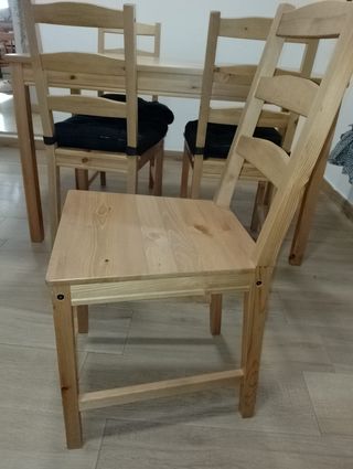 Mesa de madera con 4 sillas