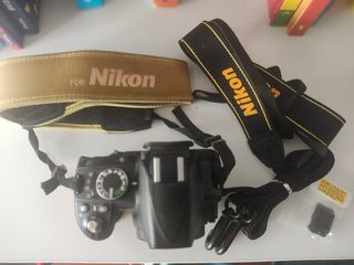 Cámara Reflex Nikon en caja. Kit 2 Objetivos incl.