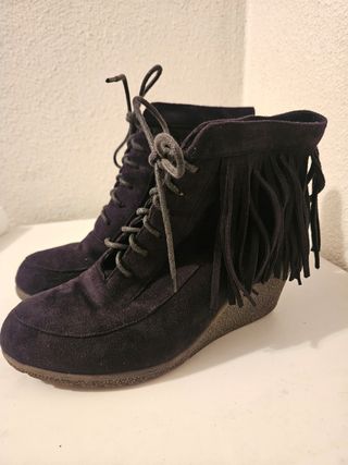 Botines negro cuña y flecos
