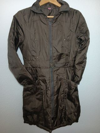 Anorak marrón oscuro.
