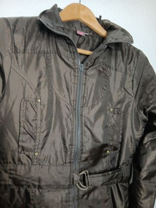 Anorak marrón oscuro.