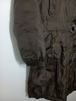 Anorak marrón oscuro.
