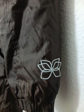 Anorak marrón oscuro.