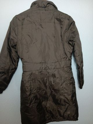 Anorak marrón oscuro.