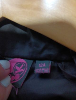 Anorak marrón oscuro.