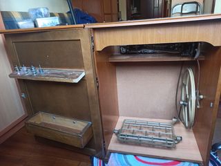 Maquina de coser con mueble
