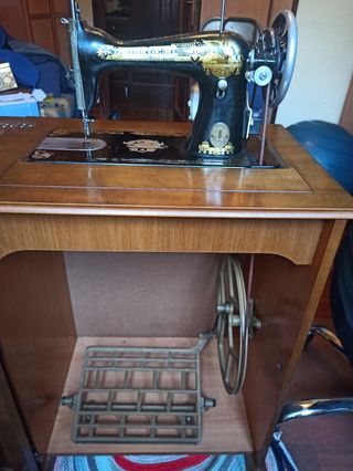 Maquina de coser con mueble