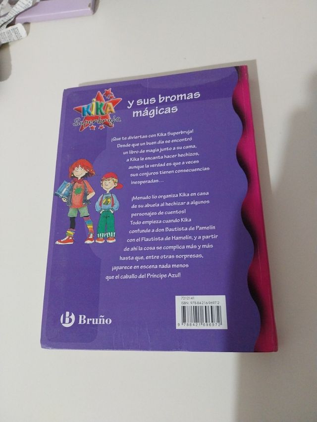 Kika Superbruja y sus bromas mágicas (Kika Superbruja / Kika Super Witch) (Spanish Edition)